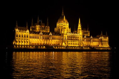 Geceleri Budapeşte Parlamento Binası aydınlatılmış