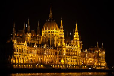 Budapeşte parliamen tat gece bina aydınlatılmış