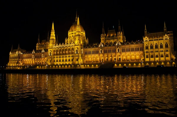 Gece Parlamento'da ışıklı buildingbudapest — Stok fotoğraf