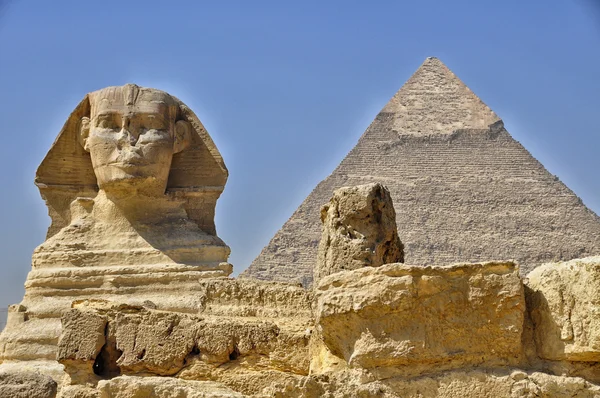 Karşı Sfenks Giza piramit