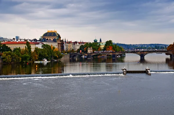 Vista panoramica sul ponte sul fiume — Foto Stock