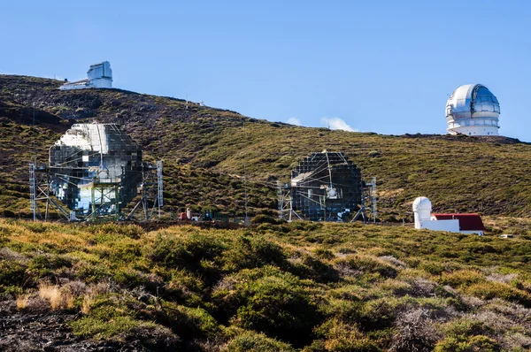 Telescopio diurno contra del cielo azul brillante —  Fotos de Stock