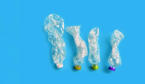 Порожні Пластикові Пляшки Скручені Пластикові Пляшки Руці Концепція Зменшення Глобального — стокове фото