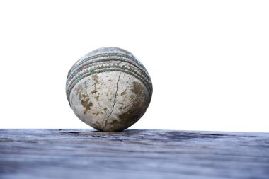 Eski deri kriket topunun yakın görüntüsü,