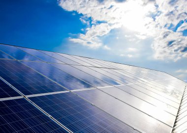 Fotovoltaik veya solarcell panelleri sistemi, küresel ısınmayı azaltmak için yeşil ve sürdürülebilir enerji kullanımı kavramı.