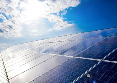 Fotovoltaik veya solarcell panelleri sistemi, küresel ısınmayı azaltmak için yeşil ve sürdürülebilir enerji kullanımı kavramı.