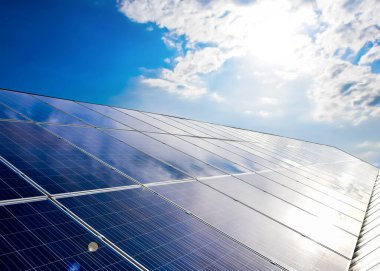 Fotovoltaik veya solarcell panelleri sistemi, küresel ısınmayı azaltmak için yeşil ve sürdürülebilir enerji kullanımı kavramı.