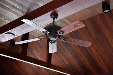 Klasik tavan elektrikli vantilatörü.