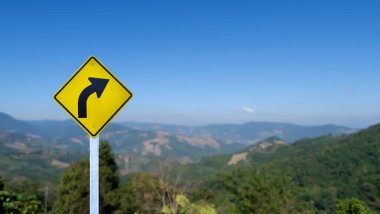 Sağ eğrideki uyarı işareti öndeki yolun bir sol kavis olduğunu gösterir, kesme yolları.