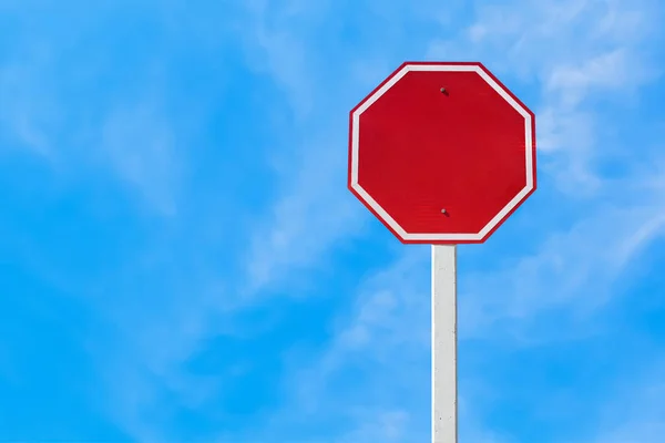 Geïsoleerd Leeg Rood Verkeersbord Paal Met Knippaden — Stockfoto