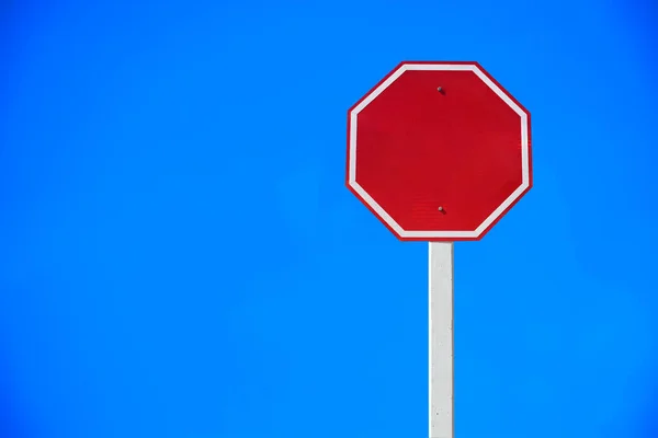 Geïsoleerd Leeg Rood Verkeersbord Paal Met Knippaden — Stockfoto