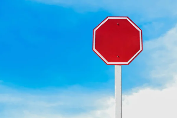 Geïsoleerd Leeg Rood Verkeersbord Paal Met Knippaden — Stockfoto