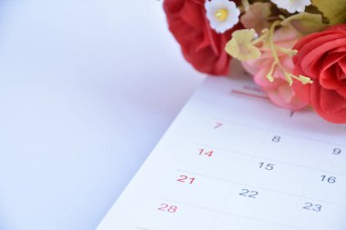 14 Şubat 2021 tarihli Sevgililer Günü için gül çiçekli beyaz masa takvimi..