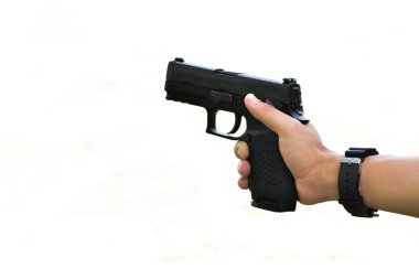 İzole edilmiş siyah 9 mm 'lik tabanca kesme yollarıyla el ele tutuşuyor..