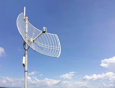 Dış kablosuz ağ alıcısı ve tekrarlayıcı Tayland 'ın uzak bir bölgesindeki kutba Wi-Fi iletim kulesinden sinyal almak ve insanların yakınlardaki erişim noktalarına tekrar etmek için yerleştirildi..