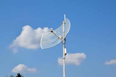 Dış kablosuz ağ alıcısı ve tekrarlayıcı Tayland 'ın uzak bir bölgesindeki kutba Wi-Fi iletim kulesinden sinyal almak ve insanların yakınlardaki erişim noktalarına tekrar etmek için yerleştirildi..