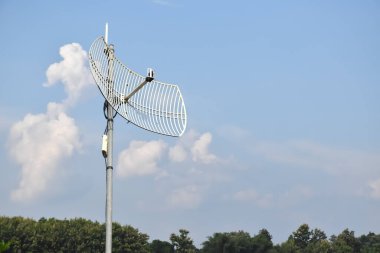 Dış kablosuz ağ alıcısı ve tekrarlayıcı Tayland 'ın uzak bir bölgesindeki kutba Wi-Fi iletim kulesinden sinyal almak ve insanların yakınlardaki erişim noktalarına tekrar etmek için yerleştirildi..