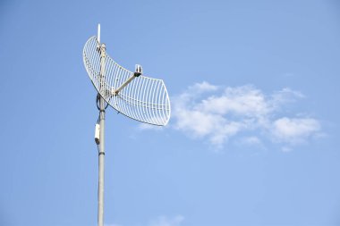 Dış kablosuz ağ alıcısı ve tekrarlayıcı Tayland 'ın uzak bir bölgesindeki kutba Wi-Fi iletim kulesinden sinyal almak ve insanların yakınlardaki erişim noktalarına tekrar etmek için yerleştirildi..