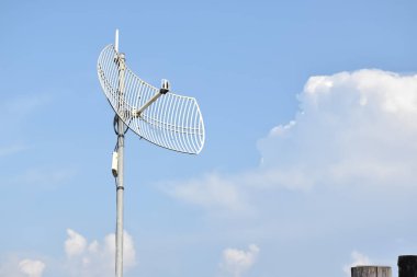 Dış kablosuz ağ alıcısı ve tekrarlayıcı Tayland 'ın uzak bir bölgesindeki kutba Wi-Fi iletim kulesinden sinyal almak ve insanların yakınlardaki erişim noktalarına tekrar etmek için yerleştirildi..