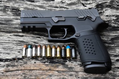 Asyalı genç bir öğrenci okul bandosuyla trompet çalıyor. Geçmişi bulanık, odaklanması yumuşak..