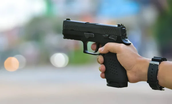 Automatická Černá 9Mm Pistole Rukou Připravena Stisknout Spoušť Mířící Cíl — Stock fotografie