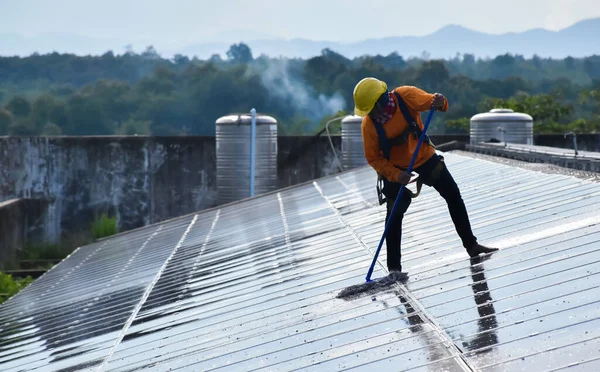 Fotovoltaïsche Technicus Wast Reinigt Panelen Met Water Dweilen — Stockfoto