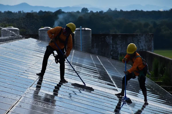 Fotovoltaický Technik Myje Čistí Panely Vodou Mopy — Stock fotografie