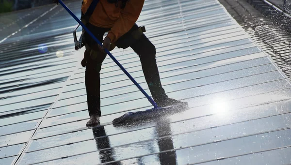 Técnico Fotovoltaico Está Lavando Limpiando Los Paneles Con Agua Fregonas —  Fotos de Stock