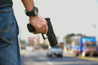 Otomatik pompalı tüfek ateş etmeye hazır, güvenlik, soygun, güvenlik, koruma, gangster, mafya ve dünya çapında atış sporları konsepti.