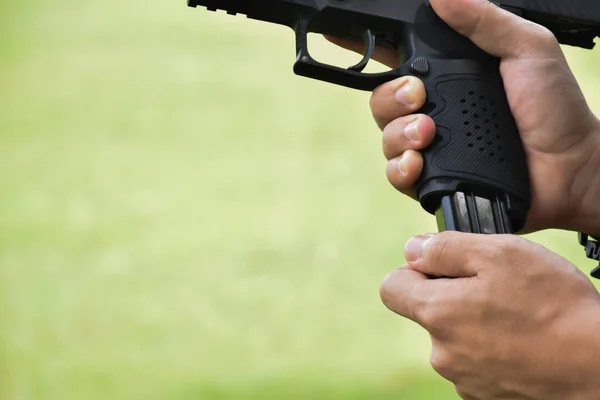 Automatisk Svart 9Mm Pistol Håller Händerna Redo Att Skjuta Koncept — Stockfoto