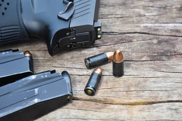 Automatisk Svart 9Mm Pistol Ammunition Och Patroner Träbord Selektivt Fokus — Stockfoto