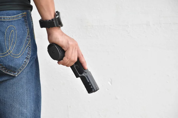 Otomatis Pistol 9Mm Hitam Tangan Siap Untuk Menarik Pelatuk Bertujuan — Stok Foto