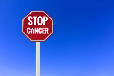 Kesme yolları olan genç bir nilüfer yaprağını izole ettim..