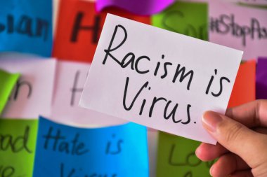 Kelime kartı 'Irkçılık virüstür.' Uluslararası toplumu, covid-19 krizinin yayılmasında Asyalılardan nefret etmeyi, onları incitmeyi ve taciz etmeyi bırakması için çağırma kavramı..