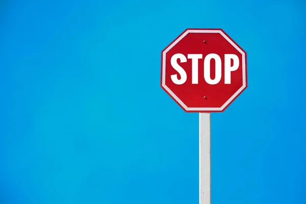 Знак Руху Ізольований Знак Stop Полюсі Відсічними Контурами — стокове фото