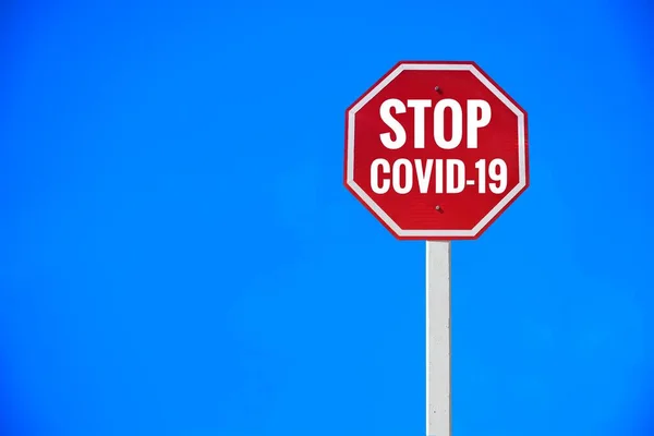 Znak Stop Covid Sformułowania Biegunie Koncepcja Zatrzymania Koronawirusa Który Rozprzestrzenia — Zdjęcie stockowe