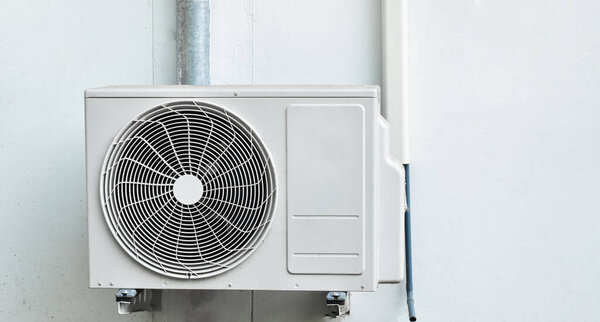 Выхлопной вентилятор кондиционеров, который установлен на стене дома в азиатских странах. Мягкий и избирательный фокус.