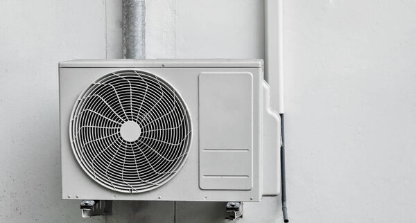 Выхлопной вентилятор кондиционеров, который установлен на стене дома в азиатских странах. Мягкий и избирательный фокус.