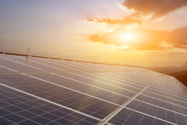 Binanın çatısına günlük hayatta güneş ışığı enerjisini depolamak ve kullanmak için fotovoltaik paneller yerleştirildi, sürdürülebilir ve çevreye duyarlı enerji kavramı.