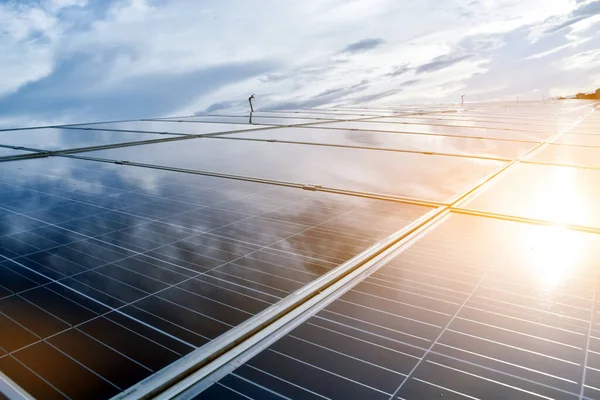Paneles Fotovoltaicos Instalados Techo Del Edificio Para Almacenar Utilizar Energía —  Fotos de Stock