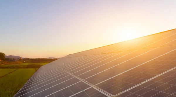 Solcellspaneler Installerade Taket Byggnaden För Att Lagra Och Använda Solljusenergi — Stockfoto