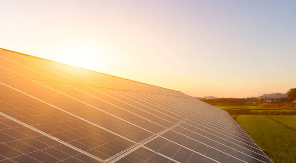 Binanın çatısına günlük hayatta güneş ışığı enerjisini depolamak ve kullanmak için fotovoltaik paneller yerleştirildi, sürdürülebilir ve çevreye duyarlı enerji kavramı.