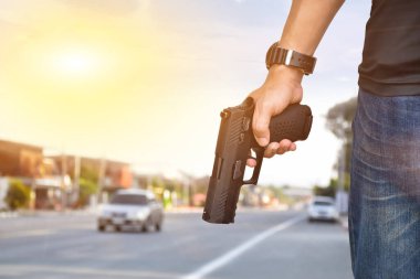 Otomatik siyah 9 mm 'lik tabanca, ateş etmeye hazır, soygun konsepti, bodygaurd, mafya, gangster, güvenlik ve dünya çapında güvenlik. kırpma yolları.