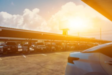 Süpermarketin önündeki araba parkının arka planı bulanık. Günbatımı arkaplanı düzenlendi.