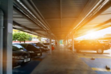 Süpermarketin önündeki araba parkının arka planı bulanık. Günbatımı arkaplanı düzenlendi.