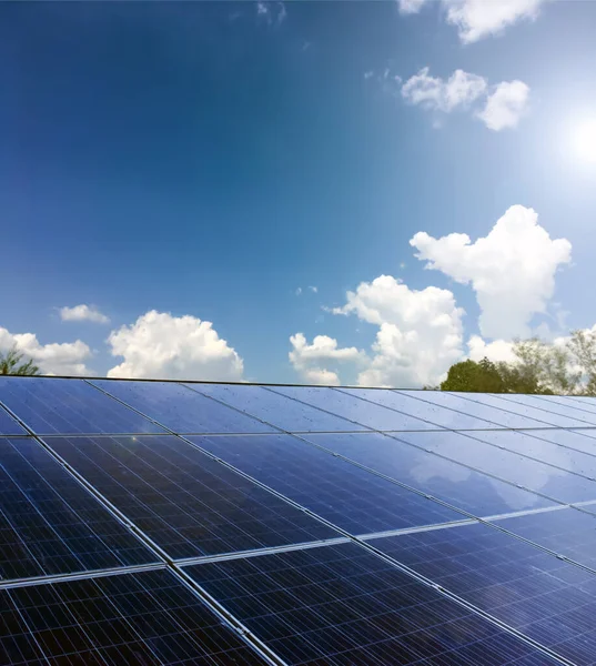 Słoneczny Dach Zachodzącym Słońcem Koncepcja Zrównoważonej Energii — Zdjęcie stockowe