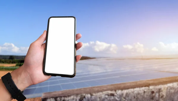 Mockup Telefon Komórkowy Trzymający Ręku Rozmyte Słoneczne Tło Szyberdachu Koncepcja — Zdjęcie stockowe