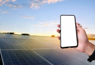 Mockup Mobile cep telefonu bulanık güneş çatısı arkaplanı ile el ele tutarak, evde, işte, uygulamada ve günlük hayatta akıllı aygıtlar kullanmak için kavram.