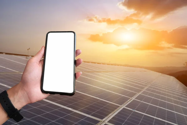 Mockup Telefon Komórkowy Trzymający Ręku Rozmyte Słoneczne Tło Szyberdachu Koncepcja — Zdjęcie stockowe