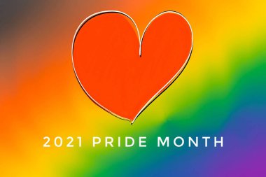 Bulanık gökkuşağı arka planına '2021 Gurur Ayı 2021' metinleriyle kırmızı kalp çizmek, tüm dünyada gurur dolu bir ayda, Haziran 2021 'de kutlanan lgbtqia topluluklarının konsepti..